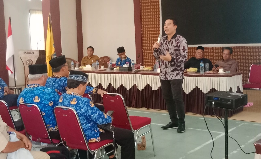 Komisi I DPRD Brebes Beri Penyuluhan Hukum ke Kades di Bulakamba