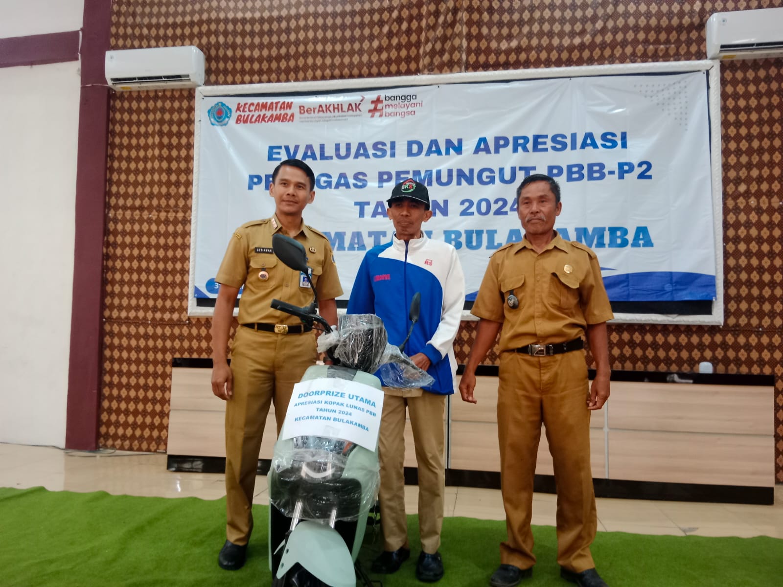 Penuhi Target, Pemungut PBB Terima Penghargaan dari Camat Bulakamba